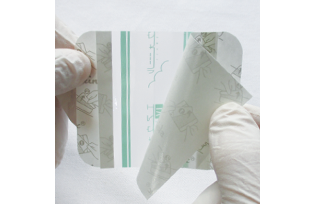 末梢静脈カテーテル固定フィルムのわかりやすい貼り方【エアウォールIV　レギュラータイプ】の画像